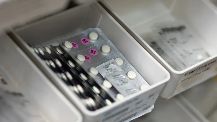 Stock de médicaments dans la pharmacie du Campus Général.