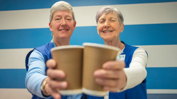 Les bénévoles Barb McDonald et Moninna Running tiennent chacune une tasse de café.