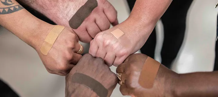 À chacun sa couleur : L’Hôpital d’Ottawa fournit désormais des pansements harmonisés à diverses couleurs de peau