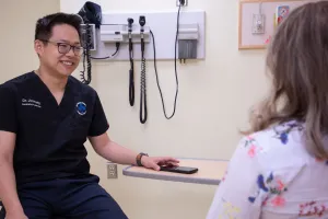 Le Dr Jim Yang, urgentologue, parle à un patient.