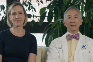 Tammy Pulfer (à gauche), directrice de programme au Programme gériatrique régional de l’Est de l’Ontario, et le Dr Allen Huang (à droite), gériatre et directeur médical du Programme gériatrique régional de l'Est de l'Ontario.