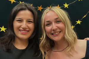 Une diplômée en sciences infirmières reçoit l’épinglette cérémoniale de son mentor
