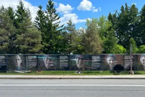 80 visages, 80 années : Une installation artistique au nouveau campus commémore la libération des Pays-Bas et les liens avec le Canada