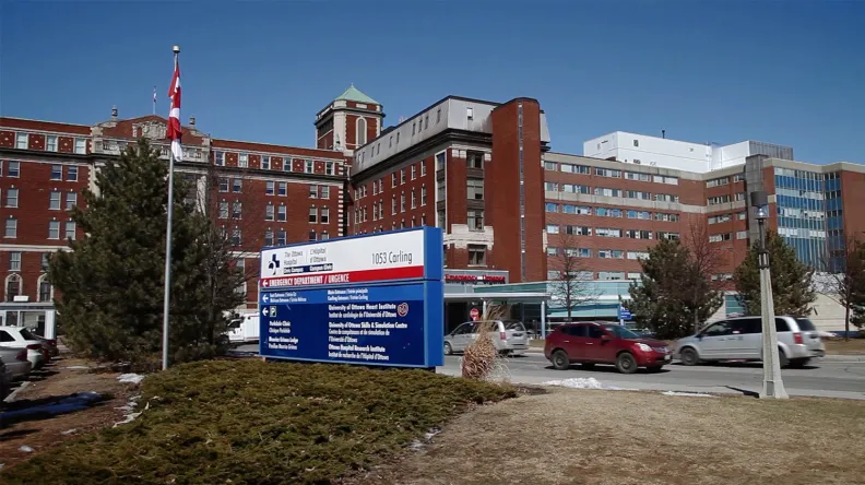 Le bâtiment principal historique du Campus Civic de l'Hôpital d'Ottawa sur l'avenue Carling.