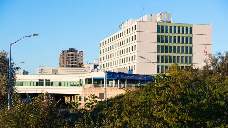 L'extérieur du Campus Riverside de l'Hôpital d'Ottawa sur la promenade Riverside.