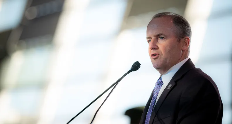 Cameron Love. Président-directeur général