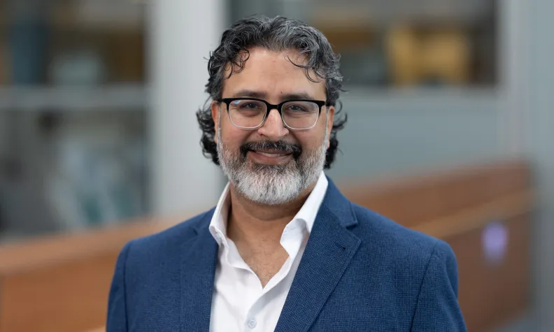 Le Dr Salmaan Kanji, spécialiste en pharmacie clinique et chercheur clinicien
