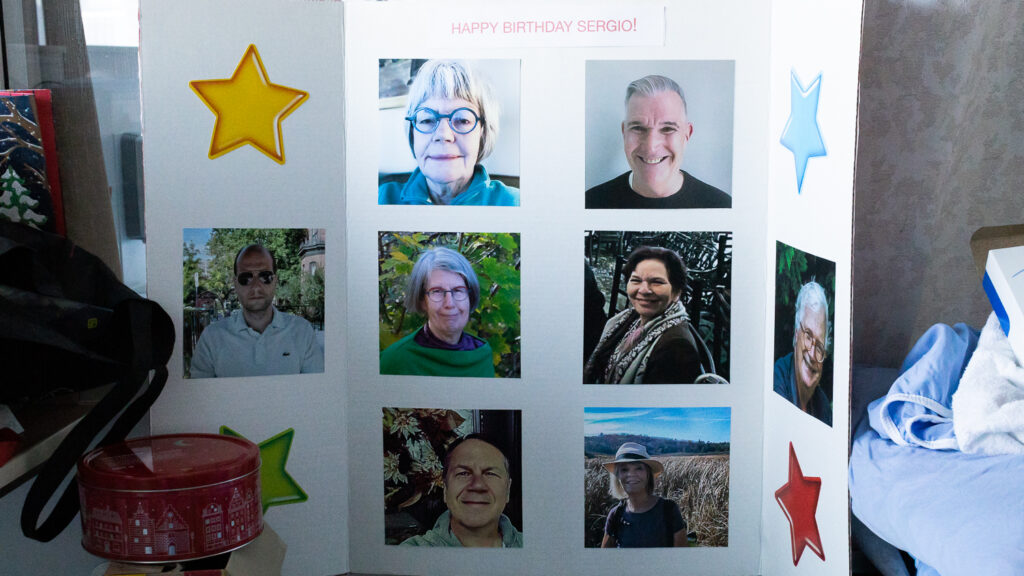 Une affiche avec des photos de leurs visages de bénévoles sans masque