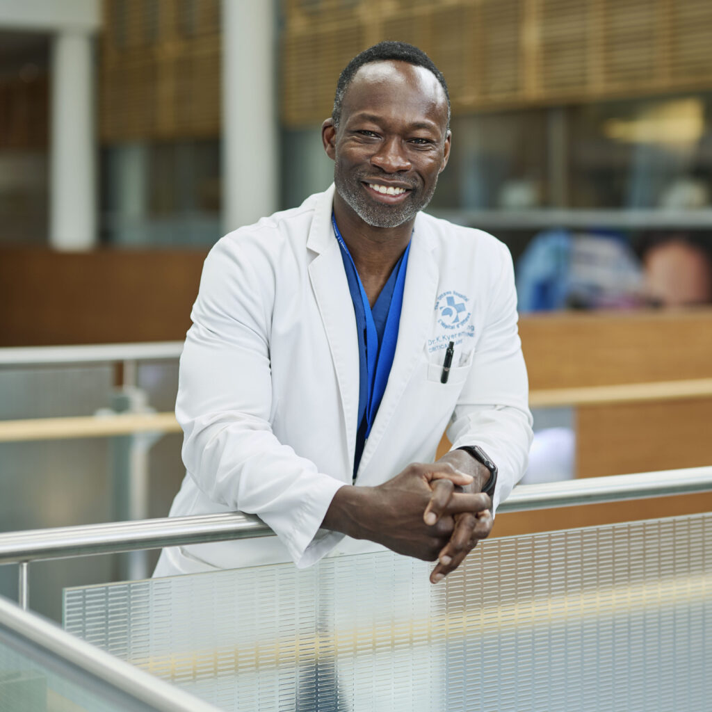 Portrait de Dr Kwadwo Kyeremanteng, chef du Département des soins critiques de L’Hôpital d’Ottawa