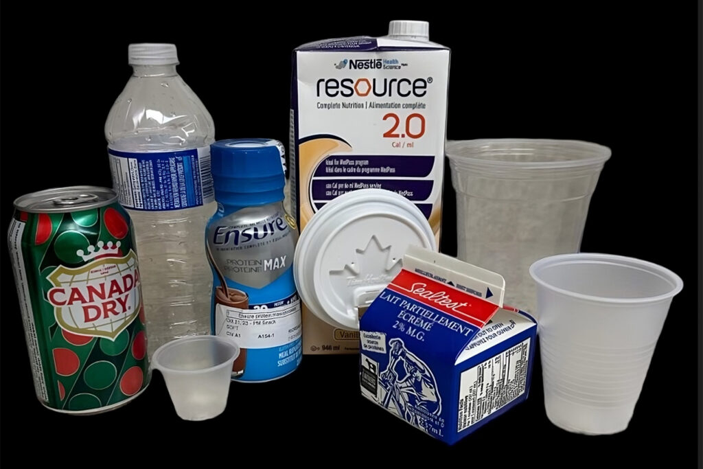 Ce panneau situé au-dessus des stations de recyclage indique ce que vous pouvez mettre dans le bac bleu.