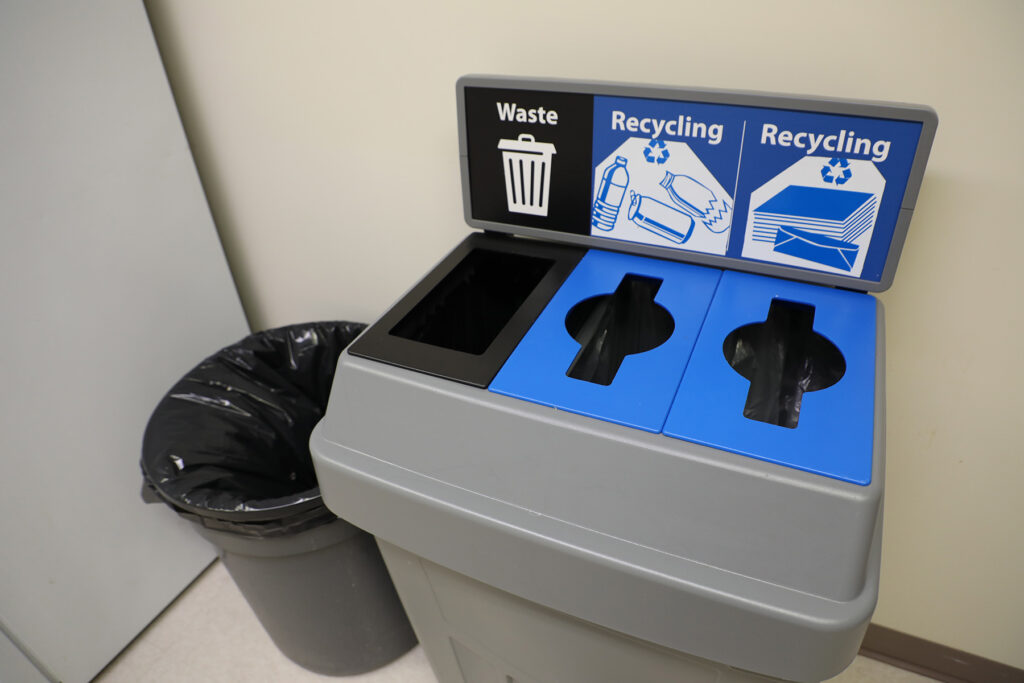 La station de recyclage et la poubelle dans la cuisinette de l’unité de médecine gériatrique.