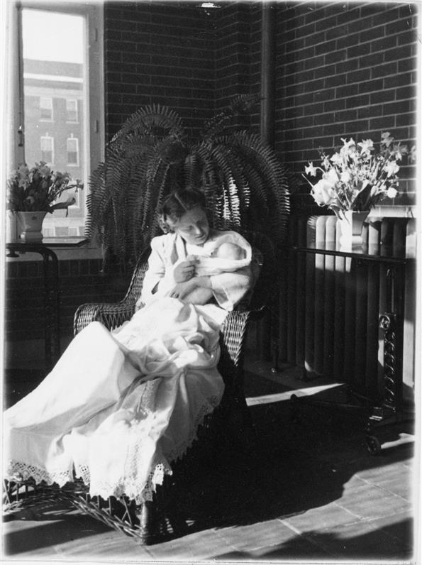 La princesse Juliana des Pays-Bas assise dans un fauteuil en osier à l’Hôpital Civic d’Ottawa, tenant dans ses bras la princesse Margriet peu après sa naissance.